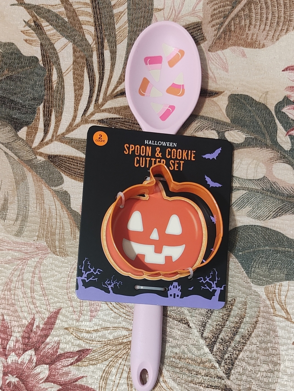 HALLOWEEN CANDY CORN SPATULA AND PUMPKIN COOKIE CUTTER SET